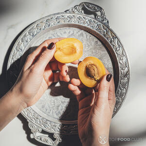 абрикосы пополам