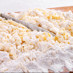 смешать тертое масло с мукой