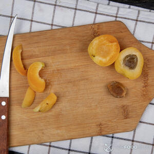 нарезает абрикосы