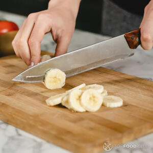 нарезает бананы