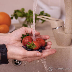 моет клубнику и голубику