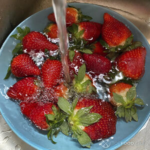 моет клубнику