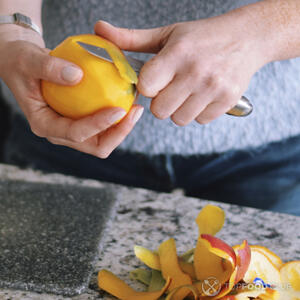 чистит манго