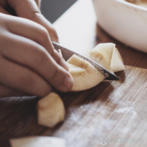 нарезает яблоко