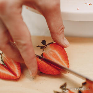 нарезает клубнику