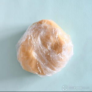 кусок теста в полиэтиленовом пакете