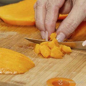 нарезает манго