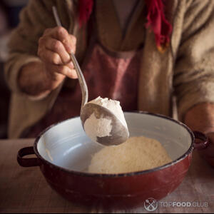 всыпать муку по частям