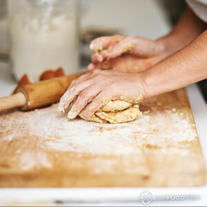 месить тесто на столе