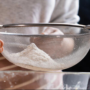 муку просейть