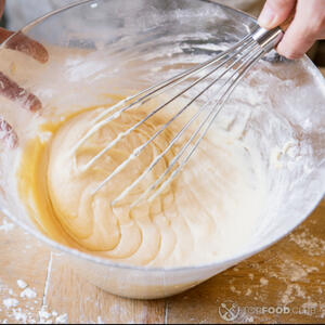 перемешать жидкое тесто