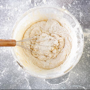 перемешать тесто