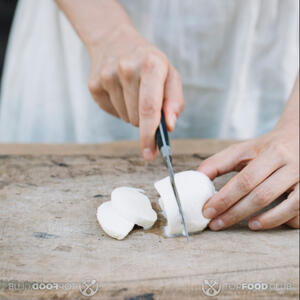 нарезать моцареллу