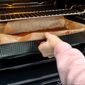 поставить противень в духовку