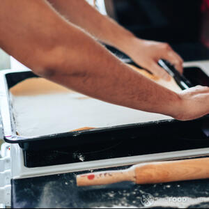 уложить тесто на противень