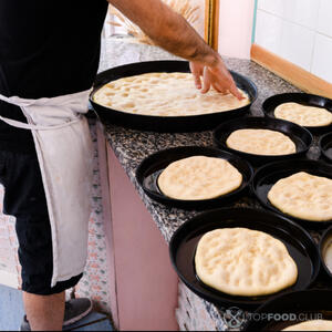 распределить тесто руками