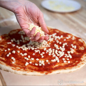 посыпать сыром