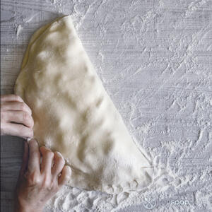 защепить края кальцоне