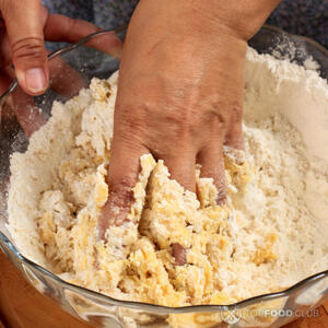 месить тесто руками