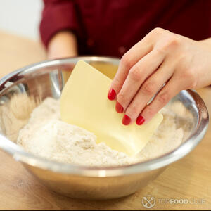 смешать муку