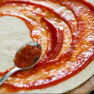 смазать основу соусом