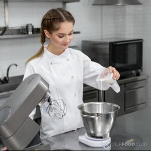 постепенно вливать молоко