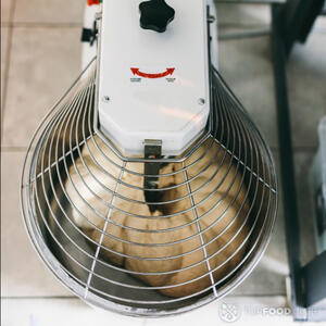 месить тесто в миксере