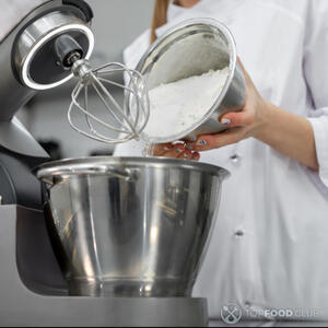 в миксер всыпать муку