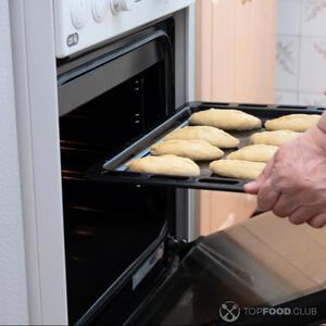 поставить противень в духовку