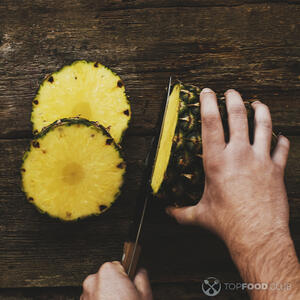 нарезает ананасы 1