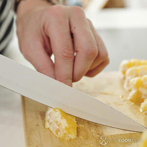 нарезает апельсины