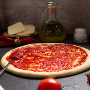 смазать основу соусом