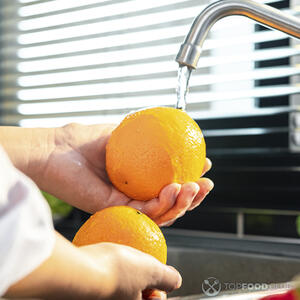 моет апельсин