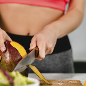 чистит манго