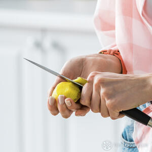 чистит киви