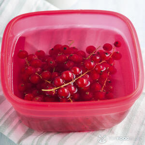 моет красную смородину