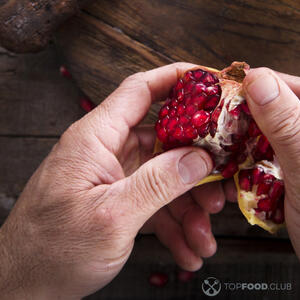 чистит гранат