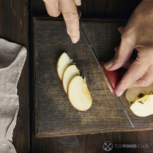 нарезает яблоко