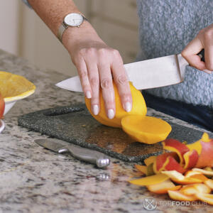 нарезает манго