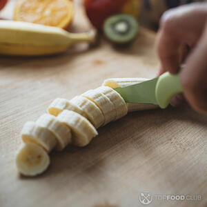 нарезает бананы