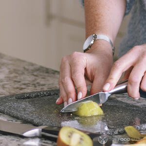 нарезает киви