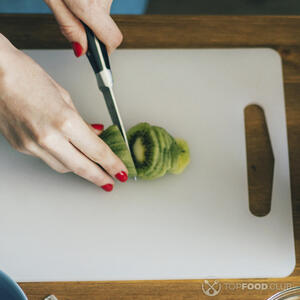 нарезает киви