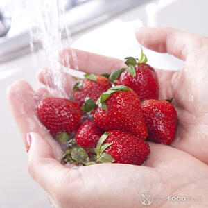 моет клубнику