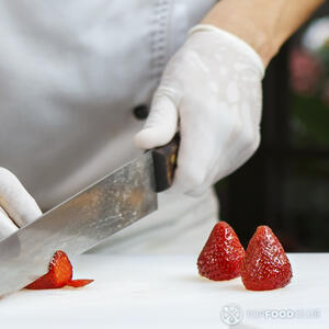 нарезает клубнику