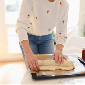 выложить тесто на противень