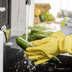 моет огурец