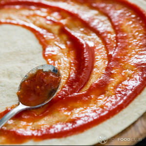 смазать тесто томатным соусом