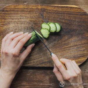 нарезает огурец