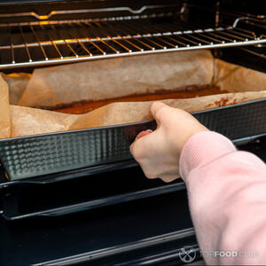 поставить противень в духовку