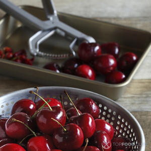 удаляет косточку